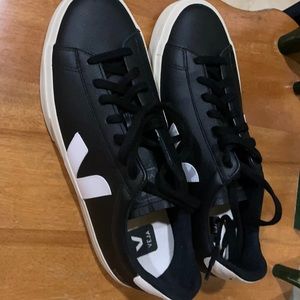 VEJA women size 9 brand new